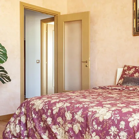 Two Spacious Bedrooms 1 Minute To Metro Stop דירה *