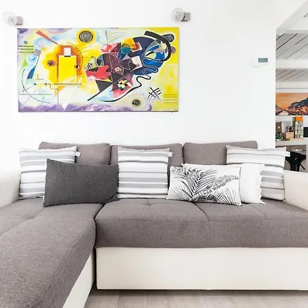 Elegant Triplex Townhouse With Luxe Terrace Апартаменты