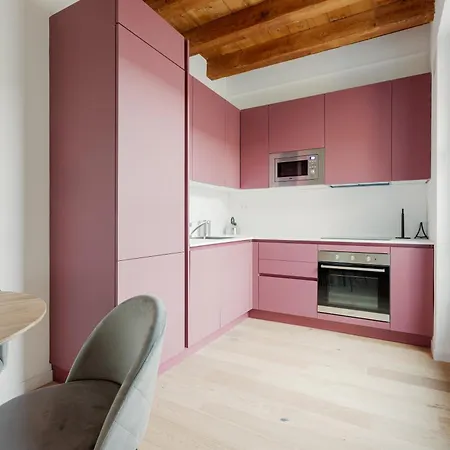 Guesthost - Modern In With Balcony