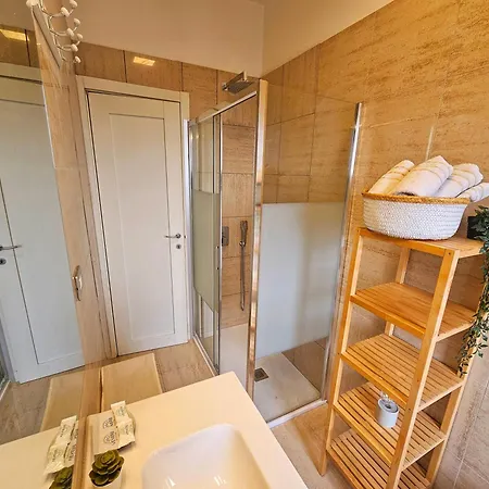 Sunny & Updated Flat With Panoramic View 50m From M4 Stop Apartment