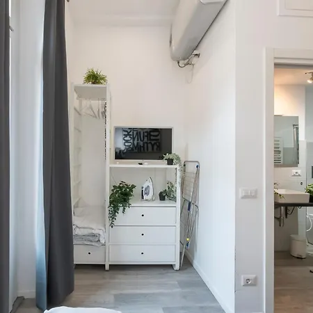 Ihost - Lomellina 14a * ميلان