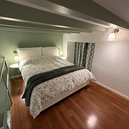 Flowers, A Cozy In Apartment *