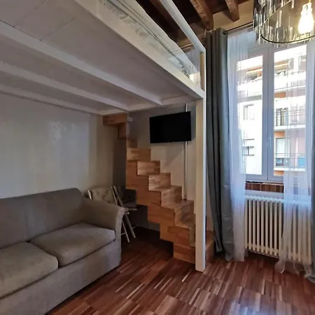 Metro Stop, Prada & Design