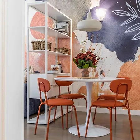 Central Station & Shuttle Airport Stop 2' Walk *