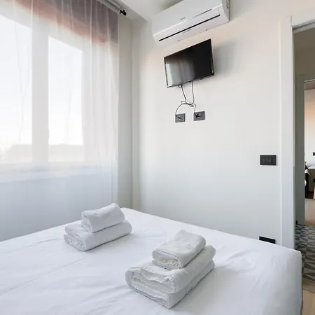 Guesthost - Renovated Apts * Milánó