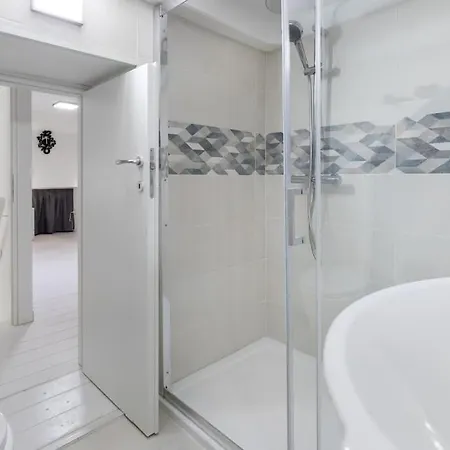 Three-suite With Free Netflix And Fast Wifi