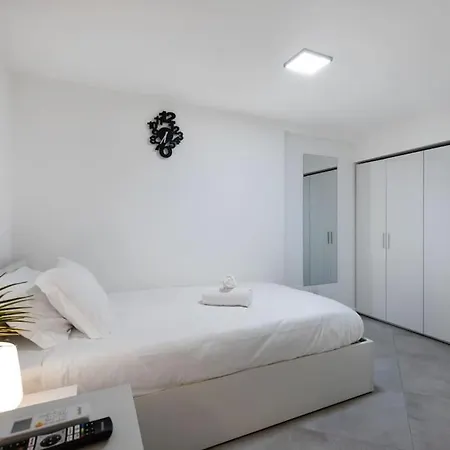 Three-suite With Free Netflix And Fast Wifi Apartment
