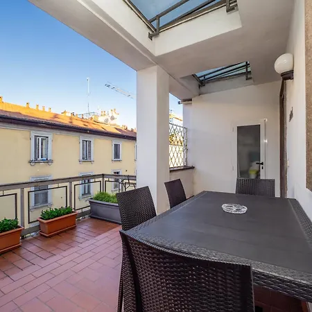 Flat In Center With Terrace, Near Garibaldi Fs Appartamento