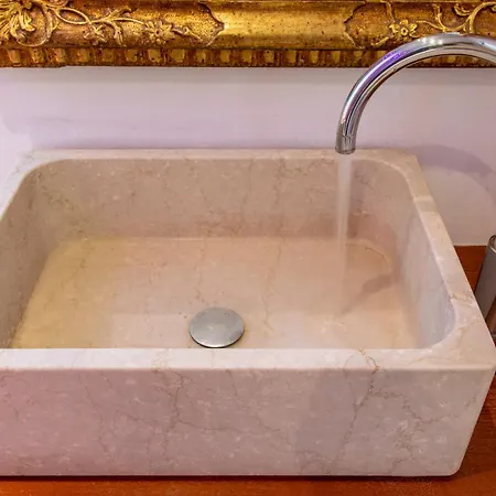 Porta Venezia- Design Apartment, 2-bedrooms, Netflix, Wifi *