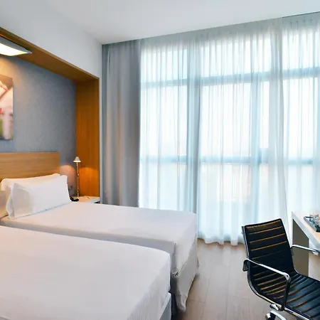 מלון Hilton Garden North 4*