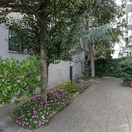 Corso Como-bosco Verticale Con Balcone Milan