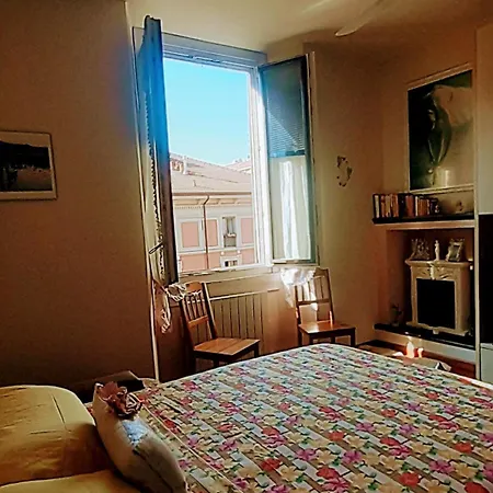 Sunday's Flat/monolocale Zona Bocconi Daire *