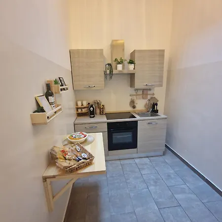 Regina In Porta Romana 3 - Sky Tv, Wifi & Breakfast Box شقة