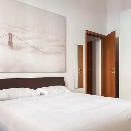 Modernita A Milano: Bilocale Con Balcone * Milán