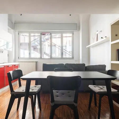 Modernita A Milano: Bilocale Con Balcone Apartamento