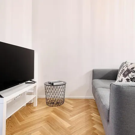 Joivy Renovated Flat By Piazza Leonardo Da Vinci شقة *