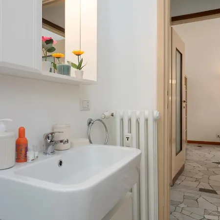 Xenia - Spacious Two-room In The Flower District * Milan