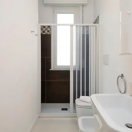 Xenia - Spacious Two-room In The Flower District Apartment Milan