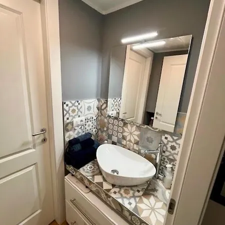 The Small White House In Apartman