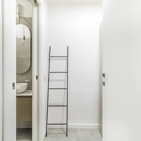 Domusmi Veniero 12 * 밀라노