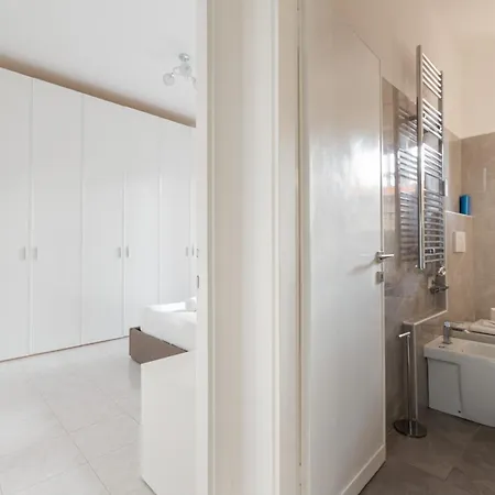 Guesthost - Corvetto M3 Bright With Balcony! 밀라노
