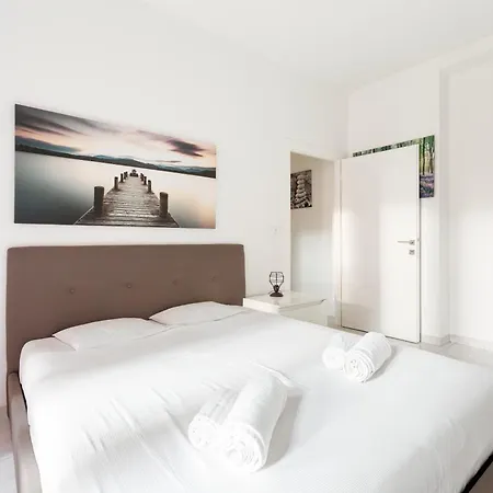 Guesthost - Corvetto M3 Bright With Balcony! 밀라노