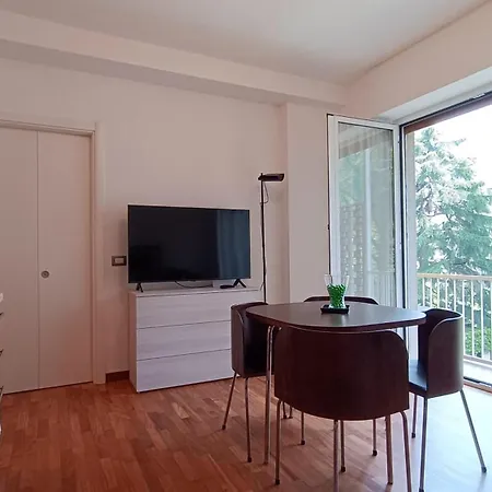 Sahi - Via Dei Ciclamini Mm1 Primaticcio, Stadio San Siro, Ospedale San Carlo * מילאנו