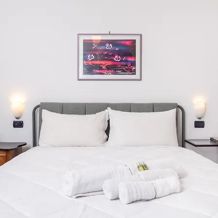 Luxury In The Iconic Avenue Of דירה
