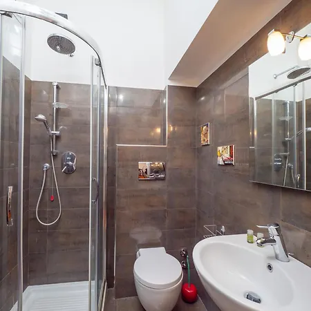 Luxury In The Iconic Avenue Of דירה *
