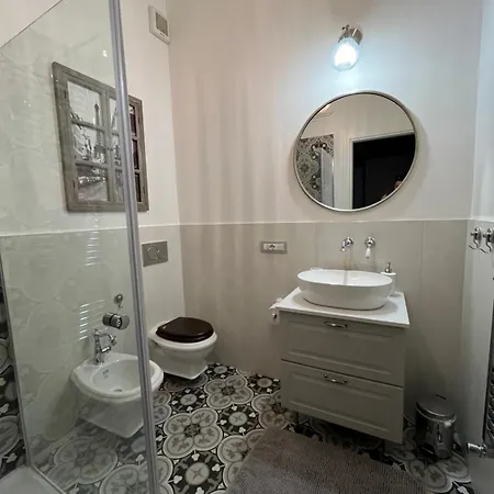 Authentic Ringhiera House Near Metro