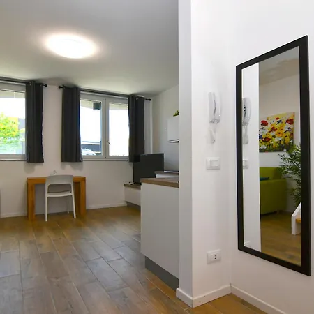 [fond. Prada-ieo] Elegante Con Milán