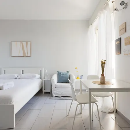 Bande Nere Mm1 - Modern With Balcony!