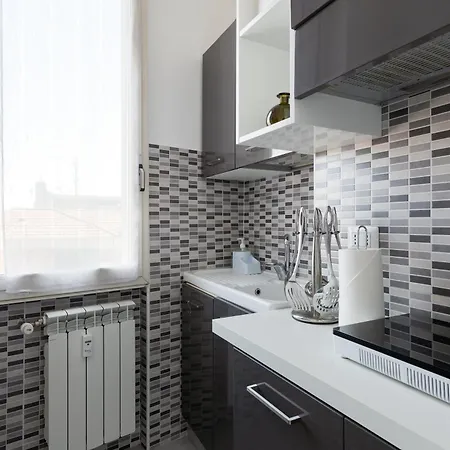 Bande Nere Mm1 - Modern With Balcony! * Milan
