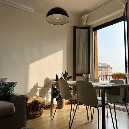 Apartment Trilocale Con Due Balconi A Isola Porta Nuova Milan