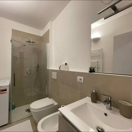 Regina In Sky Santa Giulia - Sky Tv, Wifi E Breakfast Box * Μιλάνο