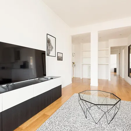 Guesthost - Bright Milaan