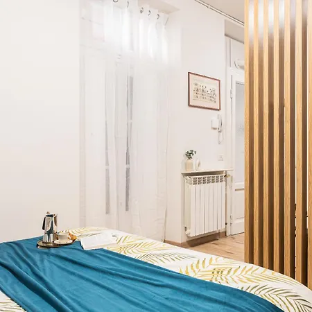 Design - Tricolore, Macedonio Melloni 公寓 *