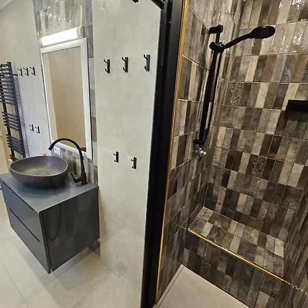 Exclusive Floor 2-bedroom Flat Apartment *