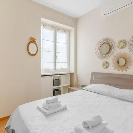Easy Isola Apartment *