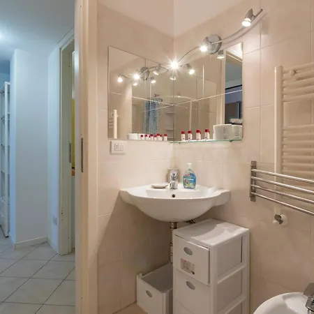 Xenia - Spacious Three-room 10 Min From Linate Apartment