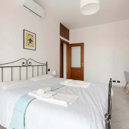 Guesthost - Piazzale Brescia- Cosy With Balcony * מילאנו