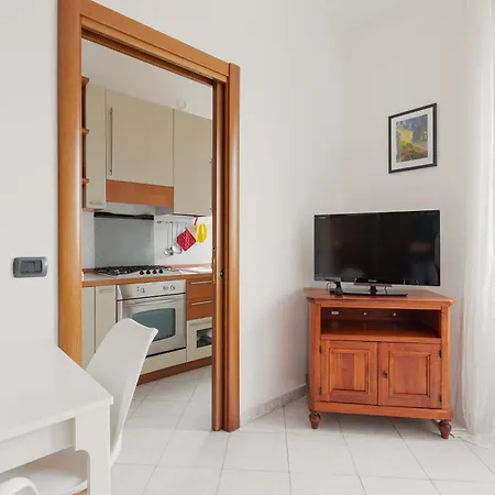 Guesthost - Piazzale Brescia- Cosy With Balcony Apartman *