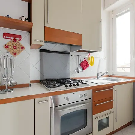 Guesthost - Piazzale Brescia- Cosy With Balcony Apartman *