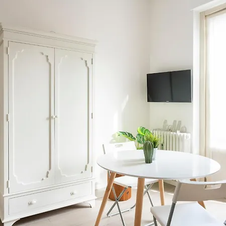 New! Charming & Pretty Flat In Center *