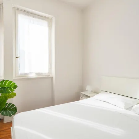 White & Beauty In Center Apartment
