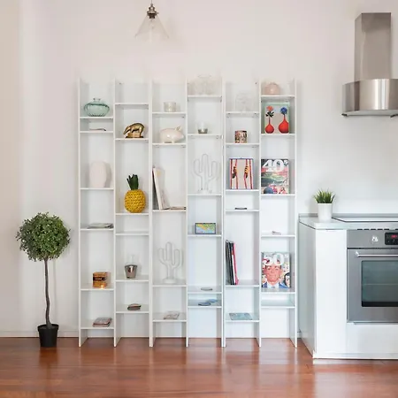 White & Beauty In Center Apartment