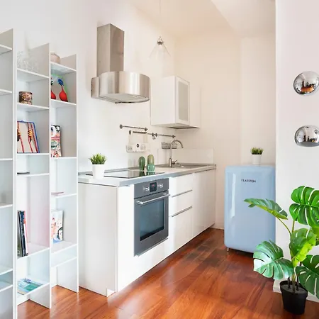 White & Beauty In Center Apartment