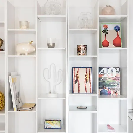 White & Beauty In Center Apartment *
