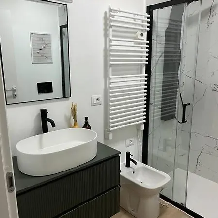 Elegant 2 Bedroom In Apartment *