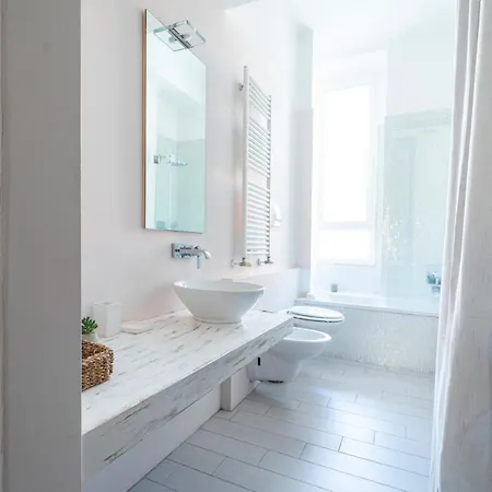 Roomy Flat With Garage - Porta Romana 아파트